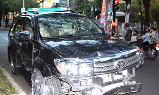 Xe Fortuner do ông Lê Tôn Thanh điều khiển bị bể nát dàn đầu sau khi gây ra vụ tông xe liên hoàn