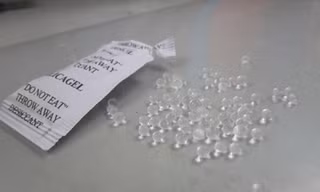 Nhiều trẻ bỏng mắt từ túi chống ẩm
