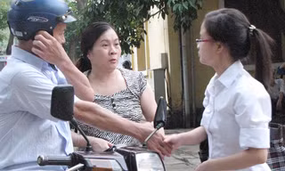 Bắt tay bố cái, thi tốt con nhé!