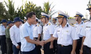 Lãnh đạo Ban Tuyên giáo Trung ương thăm chiến sỹ, nhân dân huyện đảo Trường Sa