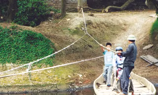 'Đu dây' qua sông Nhuệ ở Hà Nội