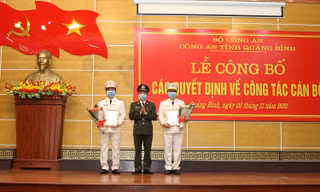 Giám đốc Công an tỉnh Nguyễn Tiến Nam trao các quyết định về công tác Đảng cho đại tá Nguyễn Tiến Hoàng Anh, Phó Giám đốc Công an tỉnh, và đại tá Đoàn Thanh Tuyên, Chánh thanh tra, Công an tỉnh.