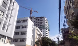 Sống bất an cạnh công trình cao ốc 16 tầng bỏ hoang nhiều năm giữa Thủ đô