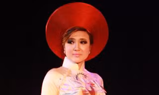 Em gái Công Vinh bén duyên… áo dài