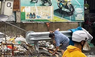 TPHCM mưa lớn kéo dài, người dân vất vả vì nhiều nơi ngập sâu