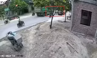 Mở cửa ô tô không quan sát làm phụ nữ đi xe đạp điện phía sau gặp nạn tử vong