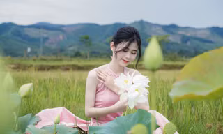 Thiếu nữ diện yếm lưng trần thả dáng bên hoa sen
