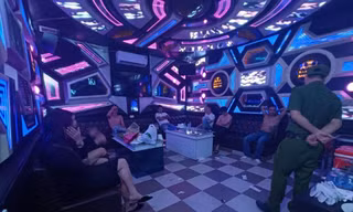 Cảnh sát ập vào, hàng chục dân chơi vẫn đang 'phê' ma tuý trong quán karaoke