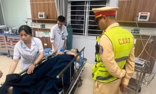 CSGT hỗ trợ đưa người phụ nữ bị chảy máu não đi cấp cứu 