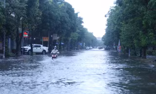 Mưa trắng trời, nhiều tuyến đường ở thành phố Vinh thành sông