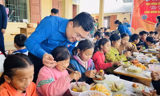 Vượt 250km mang bữa cơm đoàn viên đến với trẻ em vùng cao