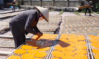 Lạ mắt với bánh đa vừng sắc màu ở Nghệ An