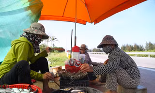 Nhóm bếp than dọc đường ven biển, nướng cá giữa trưa nắng nóng