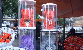 Hoa hồng Valentine, gấu kết từ hoa sáp tràn ngập trên kệ 'ngóng' khách
