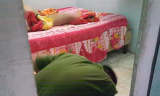 Chủ nhà nghỉ hãi hùng phát hiện khách chết trong phòng khóa kín