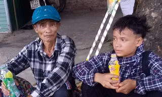 Hai lao động đi bộ về quê sau nhiều tháng bị 'quỵt' lương