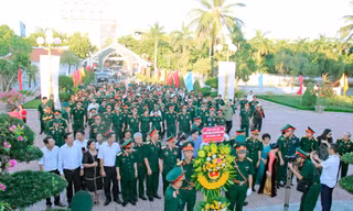 'Họ đã cười khi được đi và khóc nơi mình đến'