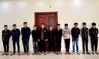Bắt nhóm thanh thiếu niên mang kiếm, súng để 'giải quyết mâu thuẫn'