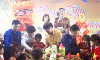 Mang Trung thu yêu thương đến thiếu nhi vùng tái định cư