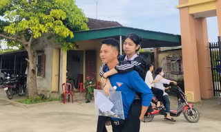 Nữ sinh khuyết tật được thanh niên tình nguyện cõng vào phòng thi