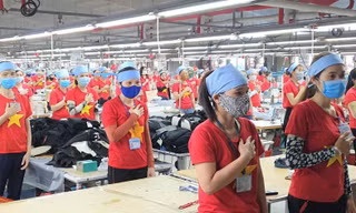 Hàng nghìn người công ty may Hàn Quốc mặc áo đỏ sao vàng hát Quốc ca Việt Nam