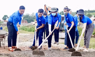 Bạn trẻ không ngại nắng nóng 39 độ đổ bê tông sân khấu nhà văn hóa, sân vận động