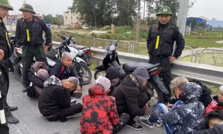 Nhóm thanh thiếu niên đi xe máy ‘náo loạn’ trên cao tốc Nghi Sơn – Diễn Châu