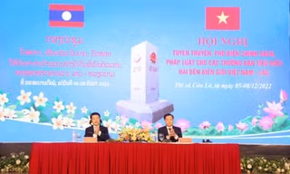 Tuyên truyền, phổ biến chính sách, pháp luật cho các trưởng bản tiêu biểu hai nước Việt Nam - Lào