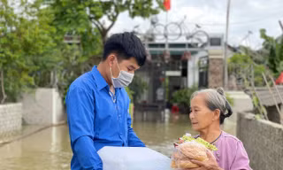 Mưa lớn liên tiếp, thanh niên lội nước mang lương thực, nước sạch vào tận nhà người dân