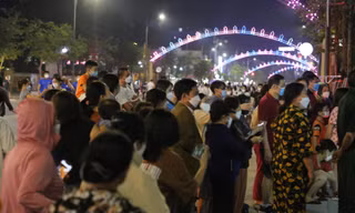 Dòng người đổ về phố đi bộ, TP Vinh nhộn nhịp trong đêm 