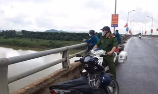 Để lại xe máy và dép lê trên thành cầu, người phụ nữ nghi nhảy sông tự tử