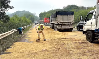 CSGT xúc cát ngăn vết dầu loang trên quốc lộ