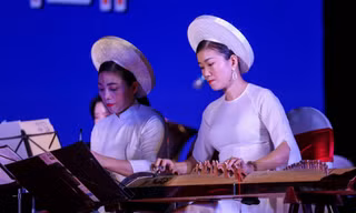 Dàn nhạc giao hưởng quốc tế biểu diễn tại phố đi bộ TP Vinh