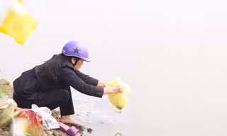Người dân thả cá chép, thả luôn tro hương, đồ thờ xuống sông