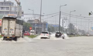 TP Vinh: Đường biến thành 'sông', xe cộ 'bơi' ngay giữa phố
