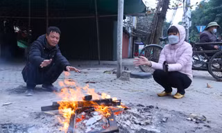 Người dân co ro, đốt lửa sưởi ấm trên hè phố 