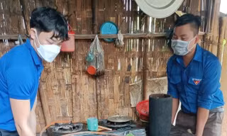 Bộ đội biên phòng, thanh niên giúp người dân khắc phục nhà cửa sau mưa đá, lốc xoáy