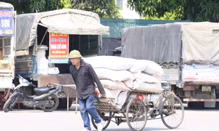 Nhọc nhằn mưu sinh dưới nắng như thiêu đốt của những người coi 'việc nghỉ lễ là điều xa vời'