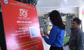 Quét mã QR hiến máu ở Chủ nhật Đỏ Nghệ An