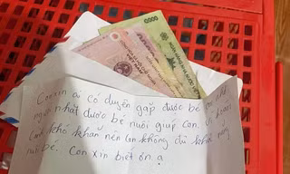 Bé sơ sinh bị bỏ rơi trước cổng nhà dân kèm mảnh giấy và phong bì 500 nghìn đồng