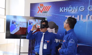 Đại biểu thích thú với không gian triển lãm thực tế ảo tại Đại hội Hà Tĩnh