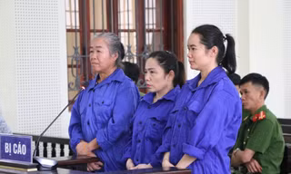 Mẹ và con gái cùng vào tù vì buôn ma túy