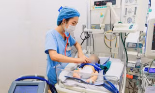 Cứu bé gái sơ sinh suy hô hấp bằng phương pháp 'ngủ đông'