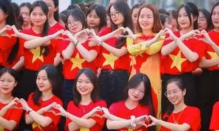Sân trường, lớp học rực rỡ sắc đỏ mừng đại lễ 30/4