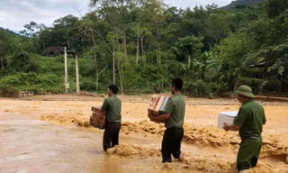 Băng qua nước lũ mang nhu yếu phẩm tiếp sức người dân miền núi Nghệ An bị cô lập