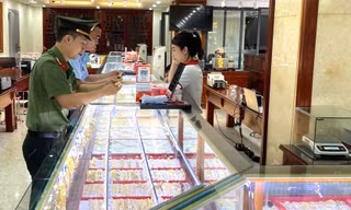 Phát hiện một tiệm vàng bán trang sức giả mạo thương hiệu Chanel 