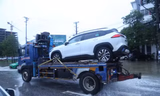 Mưa lớn gây ngập sâu, ô tô chết máy la liệt ở thành Vinh