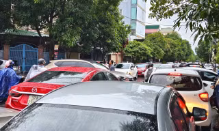 Sau mưa lớn, người dân Vinh 'đánh vật' với giao thông ùn tắc vào giờ tan tầm