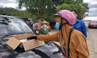 Người phụ nữ ở Nghệ An tặng phong bì tiền cho người dân đi xe máy về quê tránh dịch