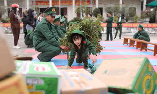 Thiếu nhi Nghệ An trải nghiệm một ngày làm chú bộ đội